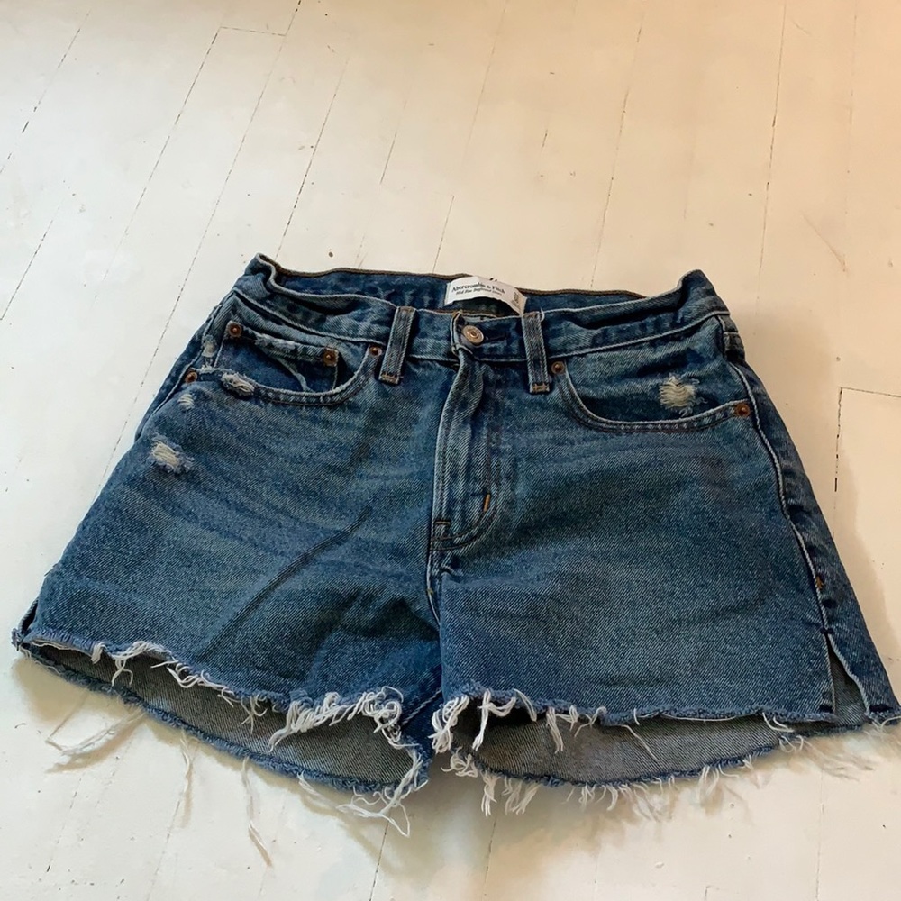 abercronhie mid rise boy friend shorts size 00